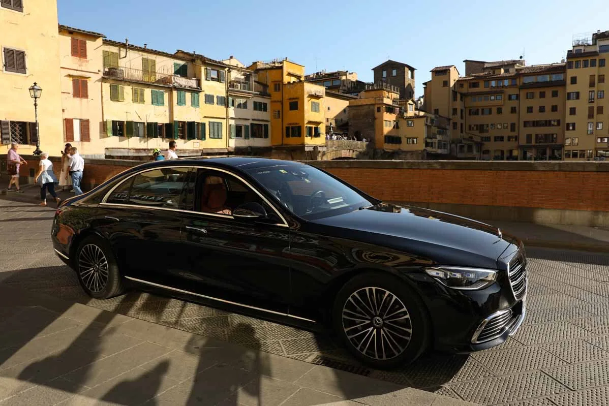 Mercedes Classe S nera tre quarti, lungarno Firenze Mercedes Classe S nera tre quarti, lungarno Firenze
