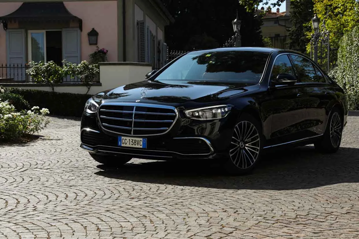 Mercedes Classe S nera su sampietrini davanti a villa italiana Mercedes Classe S nera su sampietrini davanti a villa italiana