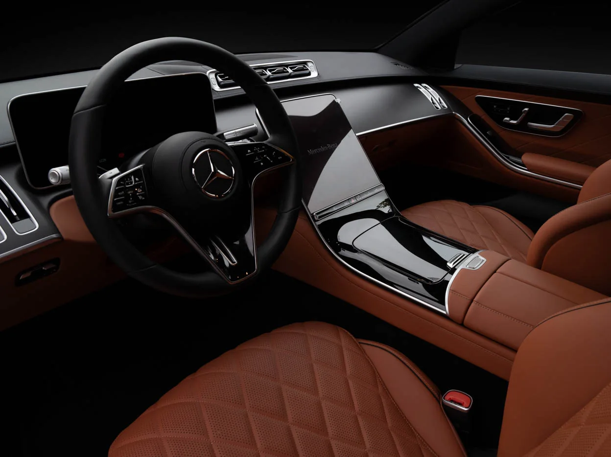 Cockpit Mercedes Classe S con pelle cognac e display panoramico Cockpit Mercedes Classe S con pelle cognac e display panoramico