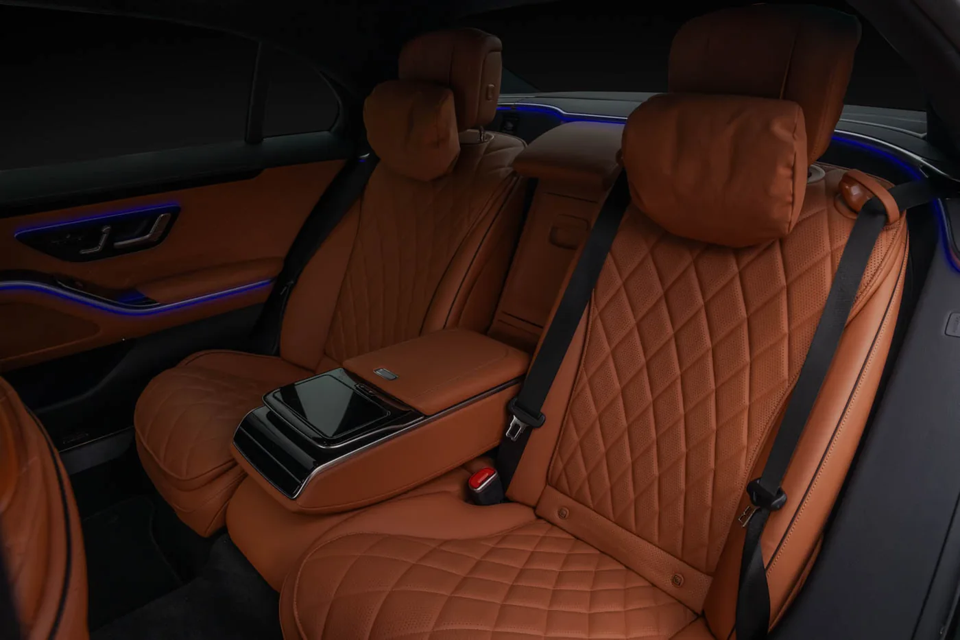Interno Mercedes Classe S, sedili pelle cognac con luce ambientale blu Interno Mercedes Classe S, sedili pelle cognac con luce ambientale blu