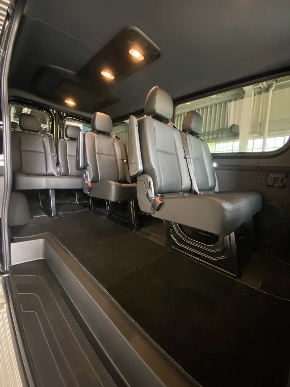 Minivan Mercedes Sprinter nero tre quarti, contesto urbano Minivan Mercedes Sprinter nero tre quarti, contesto urbano